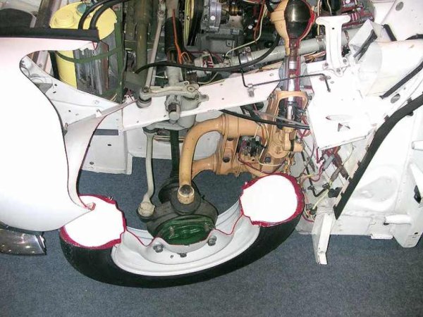 Една от най-забележителните характеристики на DS 19 е неговото окачване. Това е първото хидропневматично окачване в света, с регулируем пътен просвет в широк диапазон - от 90 до 280 мм. То позволява и ръчно регулиране на твърдостта. Заслужава да се споменат и предните дискови спирачки, които за първи път са поставени на сериен автомобил от средния клас.

Що се отнася до силовия агрегат, за да се постигне наклон на капака към предната броня, двигателят е преместен максимално към купето. Скоростната кутия пък е  разположена пред мотора, а не зад него.
